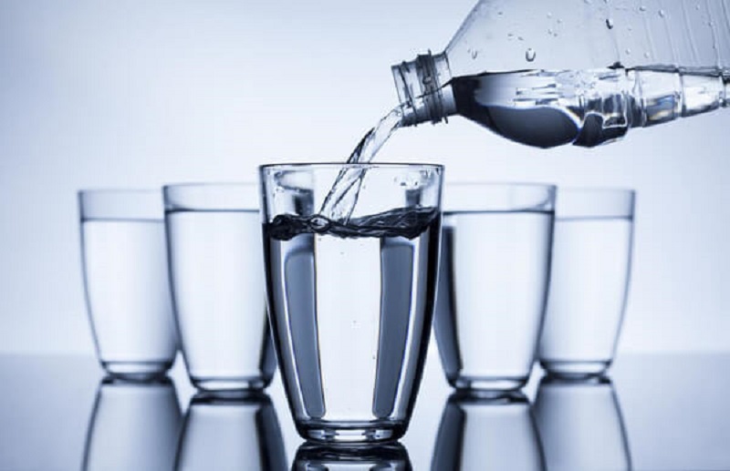 Người bệnh gút nên uống đủ nước mỗi ngày